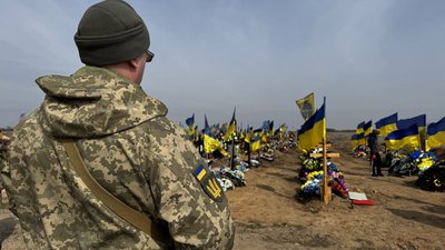 Військовослужбовець дивиться на могили полеглих захисників Військовослужбовець дивиться на могили полеглих захисників