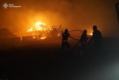 На Полтавщині гасять більше 100 гектарів лісу На Полтавщині гасять більше 100 гектарів лісу