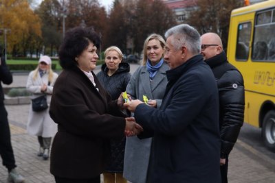 Нові шкільні автобуси передали двом навчальним закладам Рівненщини Нові шкільні автобуси передали двом навчальним закладам Рівненщини