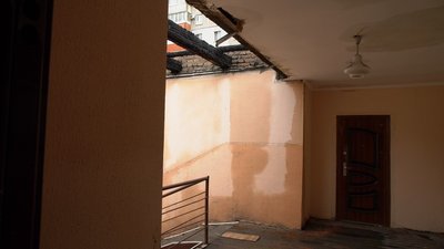 «Квартири заливає дощем»: у Кропивницькому вигорілий понад два місяці тому будинок залишається без даху «Квартири заливає дощем»: у Кропивницькому вигорілий понад два місяці тому будинок залишається без даху