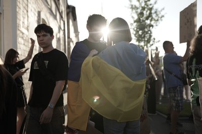 Хлопець та дівчина з прапорами України на акції проти звільнення Федорова Хлопець та дівчина з прапорами України на акції проти звільнення Федорова