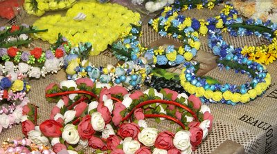 Плетіння вінків допомагає майстриням відволікатися