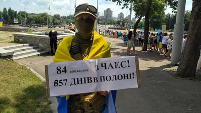 "Вірю, молюсь, чекаю": сум'яни вийшли на акцію підтримки бійців, що перебувають у полоні "Вірю, молюсь, чекаю": сум'яни вийшли на акцію підтримки бійців, що перебувають у полоні