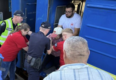 Восьмий евакуаційний потяг з Донеччини прибув на Рівненщину Восьмий евакуаційний потяг з Донеччини прибув на Рівненщину