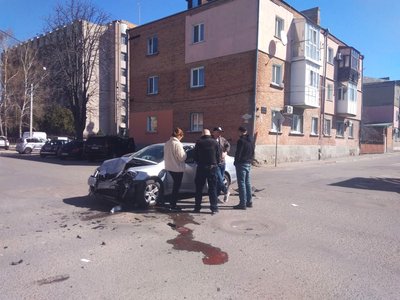 Зіштовхнулися легковий автомобіль з мікроавтобусом. Аварія у Кропивницькому Зіштовхнулися легковий автомобіль з мікроавтобусом. Аварія у Кропивницькому