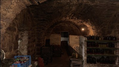 Чоловік використовує будівлю як погріб, листопад 2025 року Чоловік використовує будівлю як погріб, листопад 2025 року
