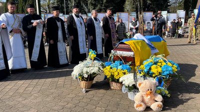 "Був сиротою, мріяв про свою сім’ю": на Рівненщині попрощалися з 20-річним солдатом Валентином Лукіним "Був сиротою, мріяв про свою сім’ю": на Рівненщині попрощалися з 20-річним солдатом Валентином Лукіним