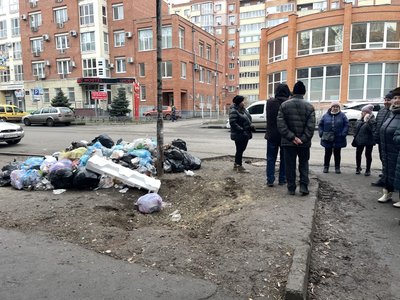 У центрі Полтави люди викидають сміття на землю У центрі Полтави люди викидають сміття на землю