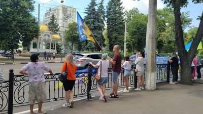 "Вірю, молюсь, чекаю": сум'яни вийшли на акцію підтримки бійців, що перебувають у полоні "Вірю, молюсь, чекаю": сум'яни вийшли на акцію підтримки бійців, що перебувають у полоні