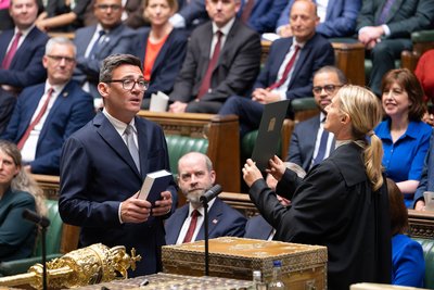 Новий член парламенту Великої Британії від Мейкерфілда Енді Бернем (ліворуч) складає присягу у Палаті громад. Лондон, 22 червня 2026 року Новий член парламенту Великої Британії від Мейкерфілда Енді Бернем (ліворуч) складає присягу у Палаті громад. Лондон, 22 червня 2026 року