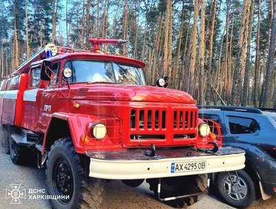 На Харківщині майже добу гасять пожежу в лісі біля Балаклії На Харківщині майже добу гасять пожежу в лісі біля Балаклії