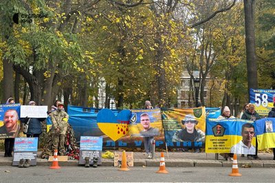 "Ми хочемо, щоб влада нас почула": родини захисників закликали Верховну Раду поновити роботу ТСК "Ми хочемо, щоб влада нас почула": родини захисників закликали Верховну Раду поновити роботу ТСК