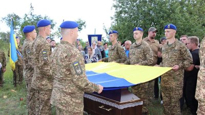 Двох бійців опізнали за ДНК-експертизою: на Чернігівщині поховали Михайла Мазая, Олександра Гладченка та Дмитра Сердюка Двох бійців опізнали за ДНК-експертизою: на Чернігівщині поховали Михайла Мазая, Олександра Гладченка та Дмитра Сердюка