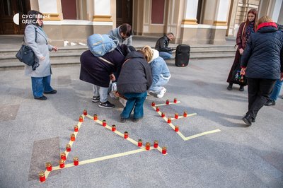 В Одесі вшанували пам’ять загиблих під час бомбардування Драмтеатру в Маріуполі В Одесі вшанували пам’ять загиблих під час бомбардування Драмтеатру в Маріуполі