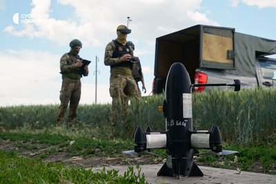 Екіпаж харківської зенітної бригади Повітряних сил на півночі області запускає дрон-перехоплювач P1-Sun проти російських "шахедів", Харківщина, червень 2026 року Екіпаж харківської зенітної бригади Повітряних сил на півночі області запускає дрон-перехоплювач P1-Sun проти російських "шахедів", Харківщина, червень 2026 року