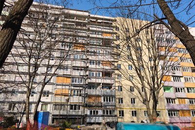 Пошкоджений будинок внаслідок атаки РФ у Чернівцях