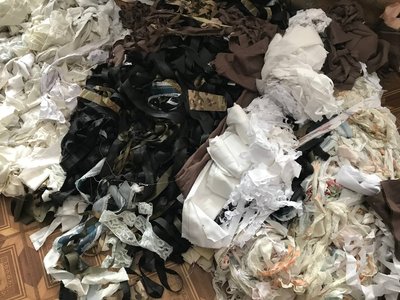 Сітки для ЗСУ власними руками: рибалка з Житомирщини плете основи маскувальних сіток для військових Сітки для ЗСУ власними руками: рибалка з Житомирщини плете основи маскувальних сіток для військових
