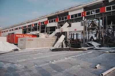 Пошкоджений російською атакою термінал "Нової пошти" в Коротичі, 13 січня 2026 року Пошкоджений російською атакою термінал "Нової пошти" в Коротичі, 13 січня 2026 року