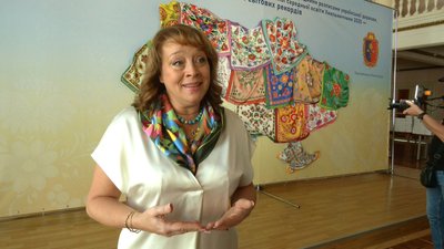 На Хмельниччині встановили Всеукраїнський рекорд: оздобили мапу України хустками з відтвореними традиційними розписами