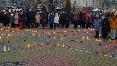 Тернопіль, до Дня пам’яті жертв Голодоморів запалили свічки Тернопіль, до Дня пам’яті жертв Голодоморів запалили свічки