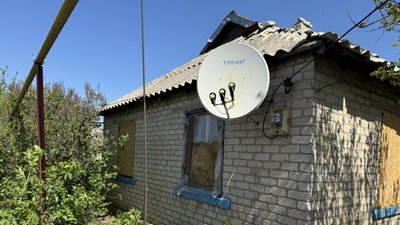 Пошкоджений обстрілом будинок Розкішне Іллінівська громада Донецька область 21 квітня 2025 рік Пошкоджений обстрілом будинок Розкішне Іллінівська громада Донецька область 21 квітня 2025 рік