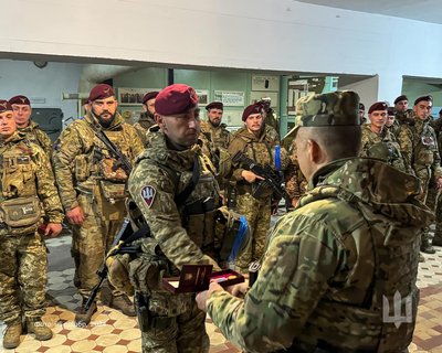 Воїни 95-ї десантно-штурмової бригади отримали нагороди від генерала Сирського Воїни 95-ї десантно-штурмової бригади отримали нагороди від генерала Сирського