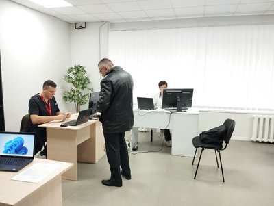 Чоловік на прийомі в експертної команди Чоловік на прийомі в експертної команди