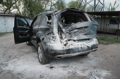 Пошкоджена автівка внаслідок атаки РФ у Салтівському районі Харкова Пошкоджена автівка внаслідок атаки РФ у Салтівському районі Харкова