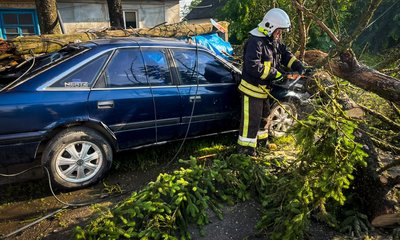 На Хмельниччині ліквідовували наслідки негоди: є травмований
