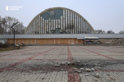 Пошкоджена обстрілами кіноконцертна зали "Ювілейний" у Херсоні Пошкоджена обстрілами кіноконцертна зали "Ювілейний" у Херсоні