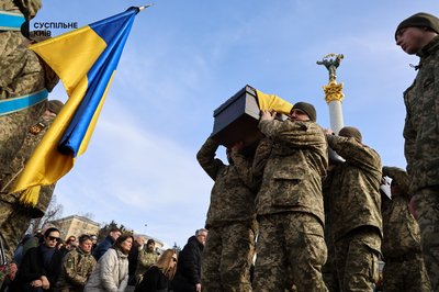 "Трагедія, яку не можна пробачити": у Києві попрощалися з загиблим на війні Василем Ратушним "Трагедія, яку не можна пробачити": у Києві попрощалися з загиблим на війні Василем Ратушним