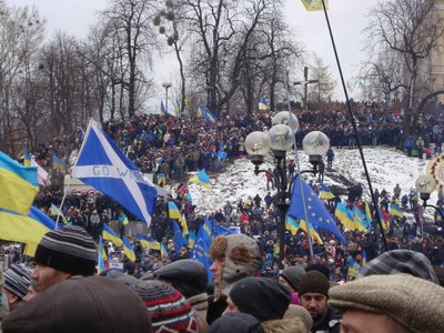 Зібрання людей поруч із Маріїнським парком під час Революції гідності Зібрання людей поруч із Маріїнським парком під час Революції гідності