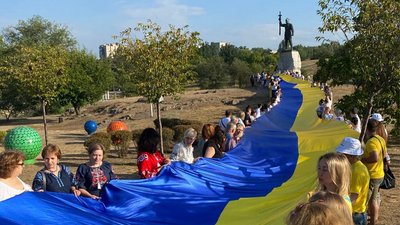 У Запоріжжі на Радузі розгорнули 100-метровий прапор України У Запоріжжі на Радузі розгорнули 100-метровий прапор України