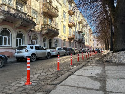 Обмежувальні стовпчики, які встановили навпроти Чернівецької ОВА Обмежувальні стовпчики, які встановили навпроти Чернівецької ОВА