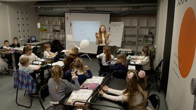 Діти досліджують світ через досліди та експерименти: як у гімназії Чернігова навчають за програмою «Країна знань» Діти досліджують світ через досліди та експерименти: як у гімназії Чернігова навчають за програмою «Країна знань»