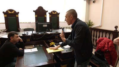 Чоловік знімає на камеру прокурора і нецензурно висловлюється Чоловік знімає на камеру прокурора і нецензурно висловлюється