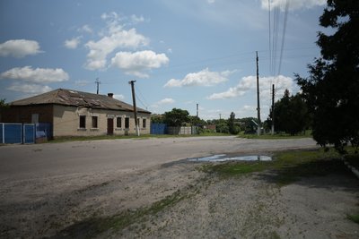 Пошкоджені будівлі та OSB-листи замість вікон: як живе село Самотоївка на Сумщині після обстрілів Пошкоджені будівлі та OSB-листи замість вікон: як живе село Самотоївка на Сумщині після обстрілів