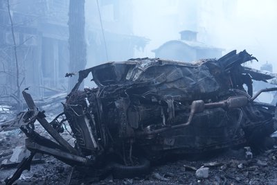 Розбита автівка внаслідок вибухів у центрі Харкова Розбита автівка внаслідок вибухів у центрі Харкова