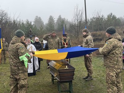 Вшанували хвилиною мовчання: у селі на Черкащині попрощалися із загиблим командиром Вшанували хвилиною мовчання: у селі на Черкащині попрощалися із загиблим командиром