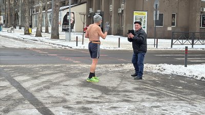 Бігає з оголеним торсом взимку: як тренується 80-річний миколаївець Бігає з оголеним торсом взимку: як тренується 80-річний миколаївець