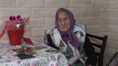 Копає картоплю, варить борщі й лає Путіна: як живе столітня Євгенія Сосновська з Рівненщини