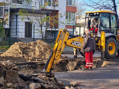 У Житомирі ремонтують ділянку дороги, де вчергове утворилося провалля