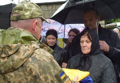 На Закарпатті попрощалися із полеглим захисником Артемом Песиком На Закарпатті попрощалися із полеглим захисником Артемом Песиком