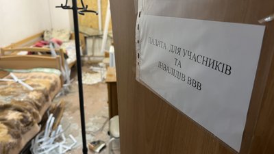Пошкоджена палата у лікарні у Харкові Пошкоджена палата у лікарні у Харкові