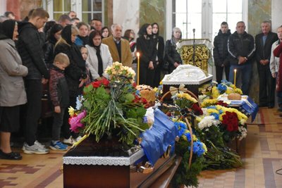 У Луцьку попрощалися з загиблими на Донеччині Іваном Литвіним і Олександром Чируком У Луцьку попрощалися з загиблими на Донеччині Іваном Литвіним і Олександром Чируком