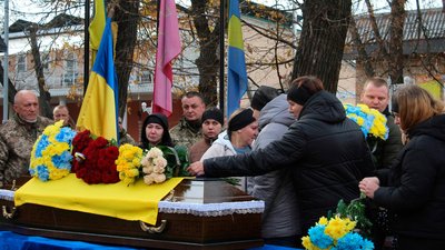 На Чернігівщині попрощались із загиблими захисниками Сергієм Єрмоленком та Сергієм Майстренком На Чернігівщині попрощались із загиблими захисниками Сергієм Єрмоленком та Сергієм Майстренком