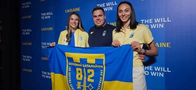 Олімпійські чемпіони у Парижі розгорнули прапор бригади з Тернопільщини Олімпійські чемпіони у Парижі розгорнули прапор бригади з Тернопільщини
