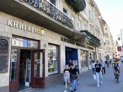 У Львові відновили історичну вивіску "Електротовари": як це відбулося У Львові відновили історичну вивіску "Електротовари": як це відбулося
