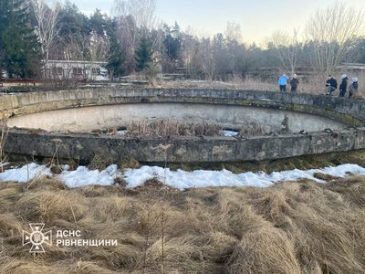 Впала косуля у колодязь неексплуатуючого відстійника на Рівненщині. Рятувальники підняли її на поверхню Впала косуля у колодязь неексплуатуючого відстійника на Рівненщині. Рятувальники підняли її на поверхню