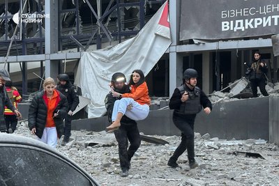 Поліцейський несе медикиню, яку рятувальники вивільнили з-під завалів у Запоріжжі, після ракетного обстрілу медичного центра, 10 грудня 2024 року Поліцейський несе медикиню, яку рятувальники вивільнили з-під завалів у Запоріжжі, після ракетного обстрілу медичного центра, 10 грудня 2024 року